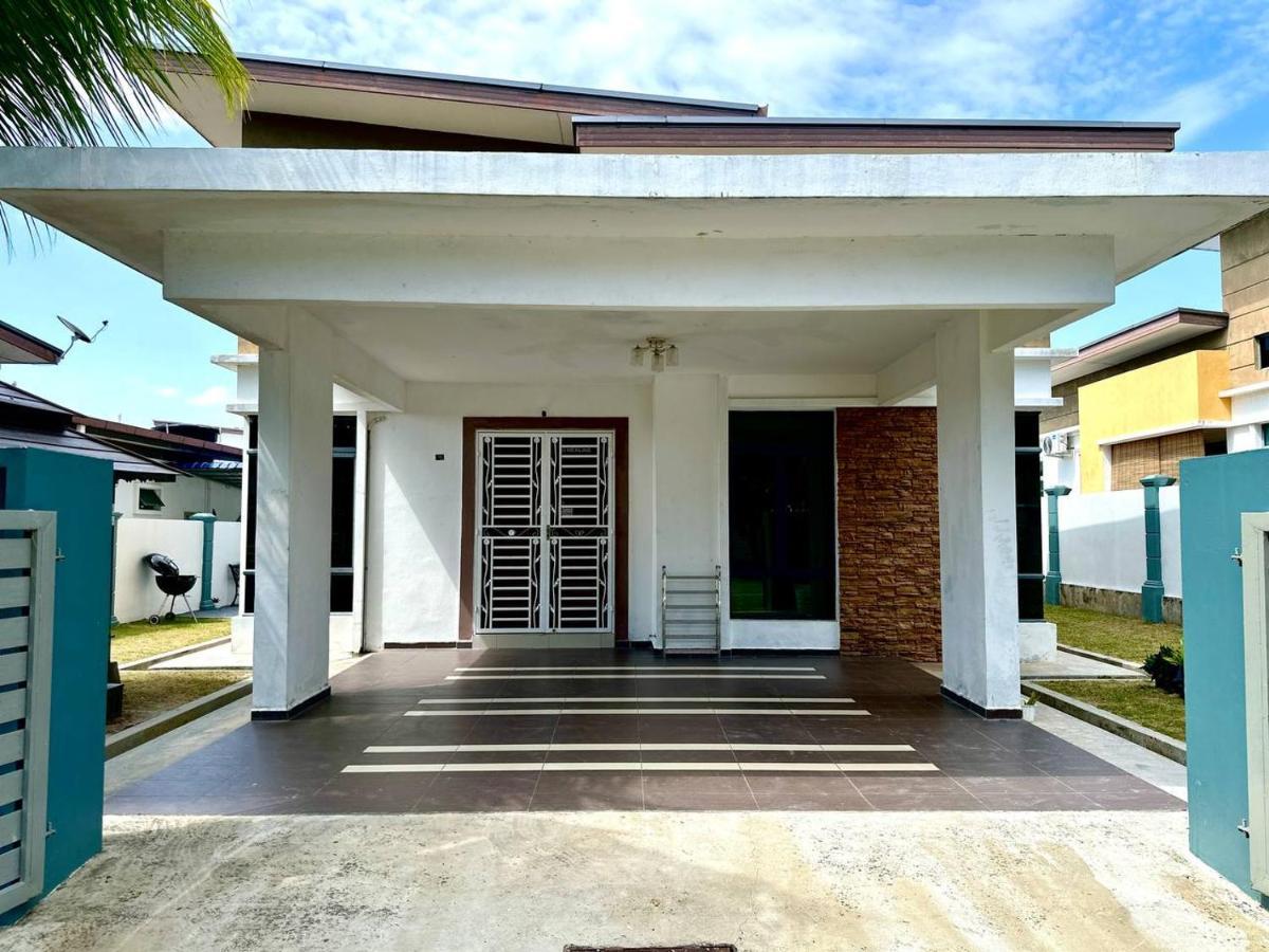 Bandar Melaka Family Bungalow Private Pool Bbq Wifi Netflix Εξωτερικό φωτογραφία